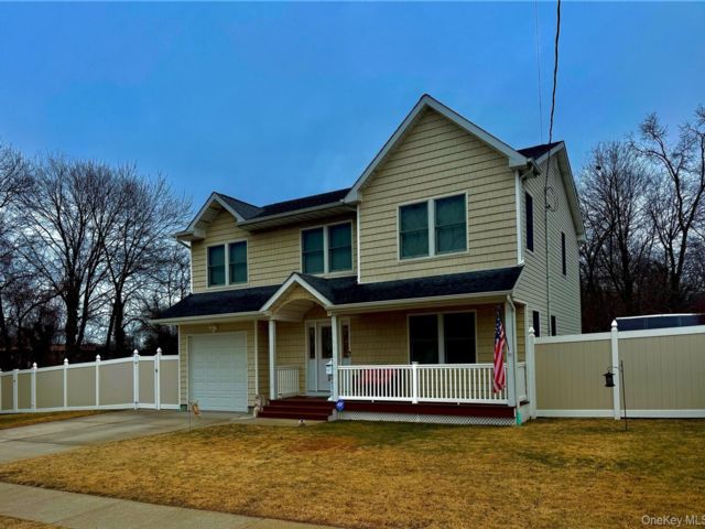  4 BR,  3.00 BTH &nbsp;Colonial style home in Lindenhurst