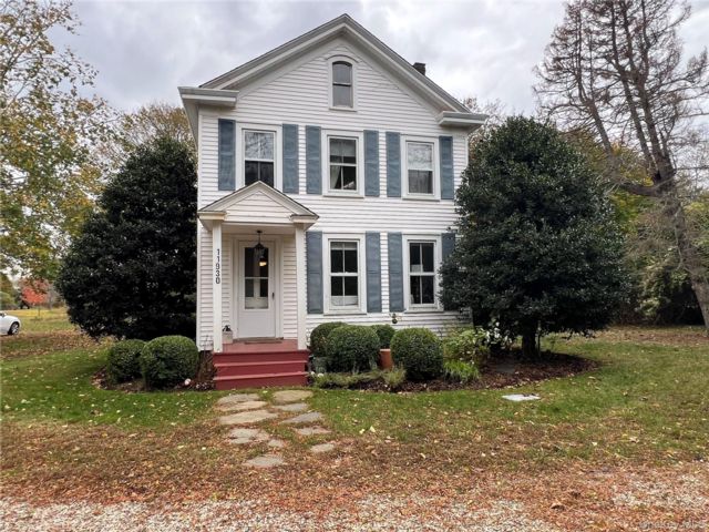  4 BR,  2.00 BTH &nbsp;Farmhouse style home in East Marion