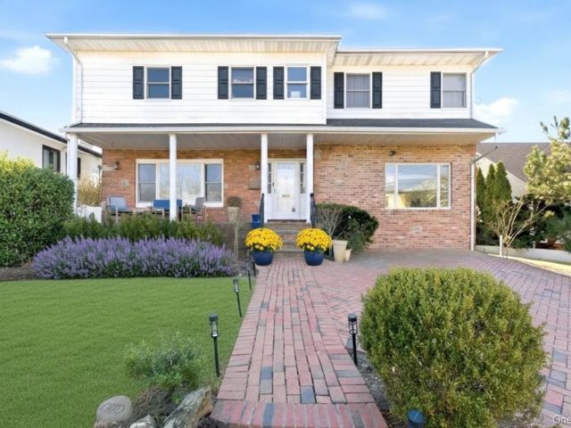  6 BR,  5.00 BTH &nbsp;Colonial style home in Atlantic Beach