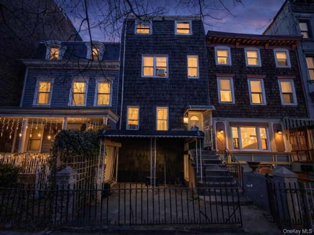  8 BR,  4.00 BTH &nbsp;House style home in Clinton Hill