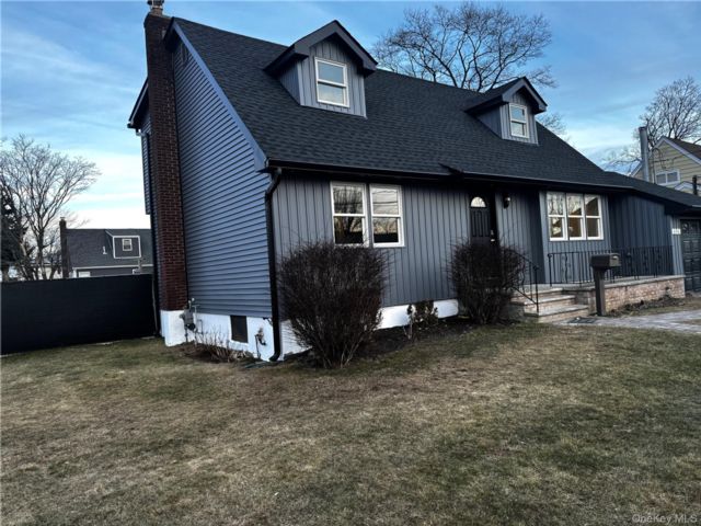  5 BR,  2.00 BTH &nbsp;Exp cape style home in Lindenhurst