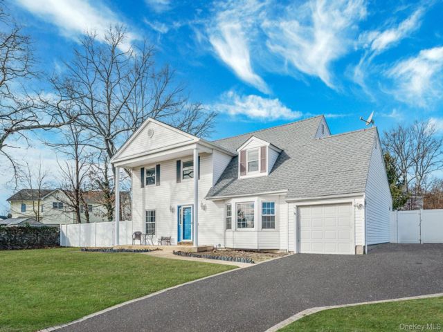  5 BR,  3.00 BTH &nbsp;Colonial style home in Farmingville