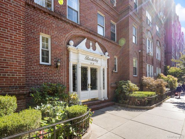  1 BR,  1.00 BTH &nbsp;Other style home in Jackson Heights