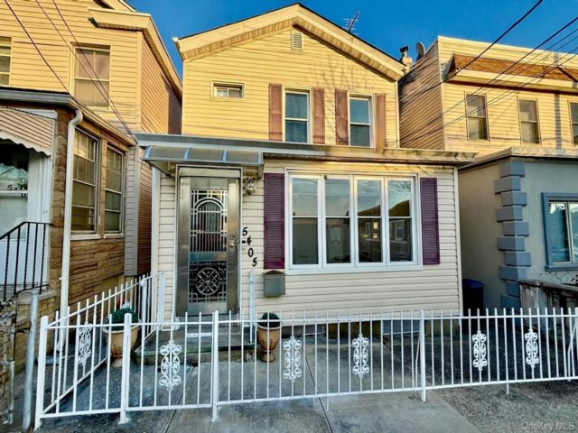  4 BR,  3.00 BTH &nbsp;Colonial style home in Maspeth