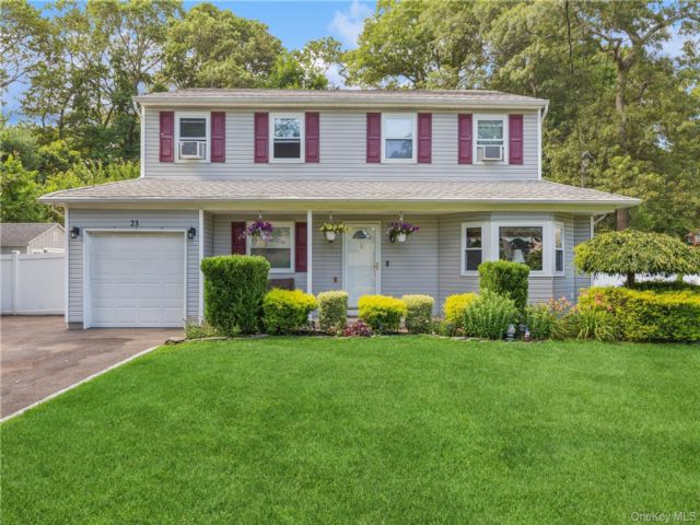  4 BR,  4.00 BTH &nbsp;Colonial style home in Farmingville