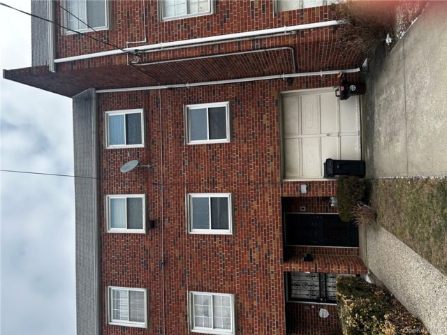  3 BR,  2.00 BTH &nbsp;Condo style home in Far Rockaway