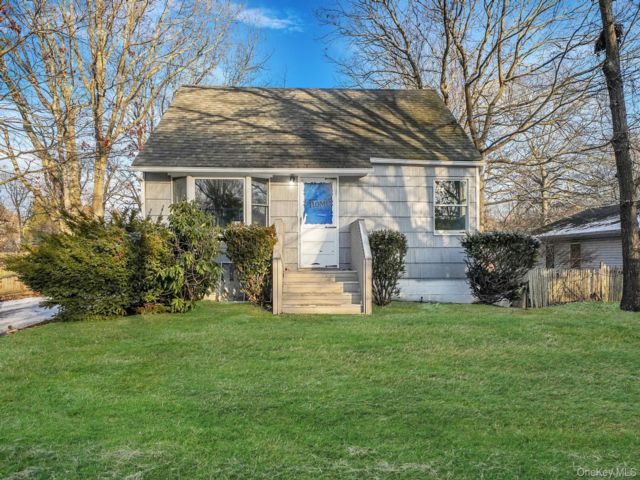  4 BR,  2.00 BTH &nbsp;Cape cod style home in Mastic
