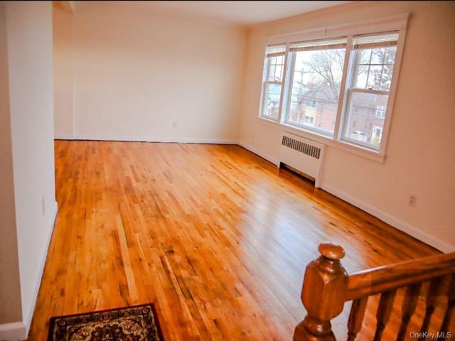  3 BR,  1.00 BTH &nbsp;Contemporary style home in Whitestone