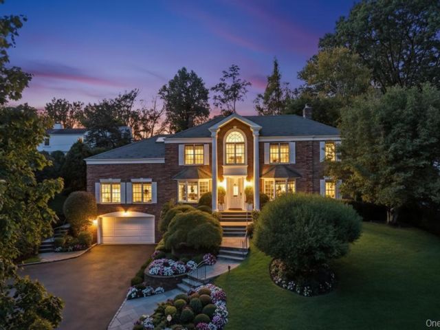  5 BR,  6.00 BTH &nbsp;Colonial style home in Great Neck