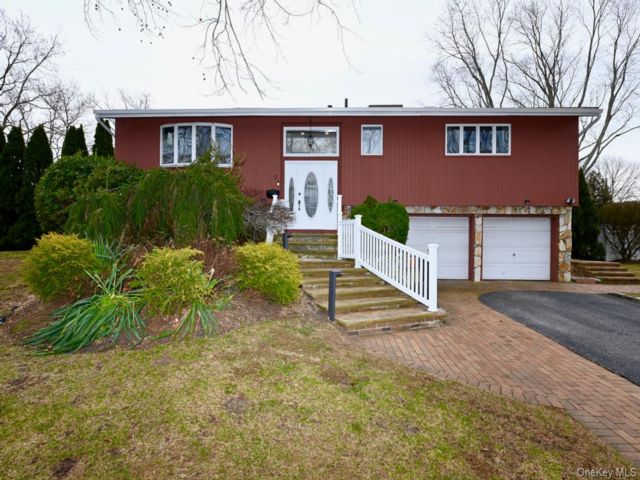  3 BR,  2.00 BTH &nbsp;Hi ranch style home in Dix Hills