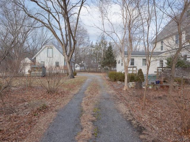  4 BR,  4.00 BTH &nbsp;Colonial style home in Maybrook