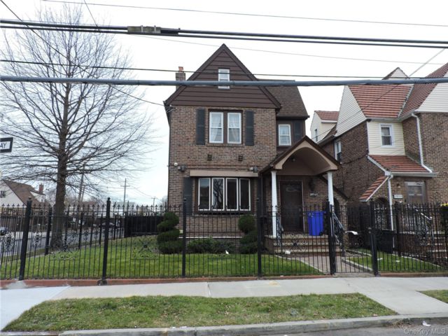  4 BR,  2.00 BTH &nbsp;Colonial style home in Laurelton