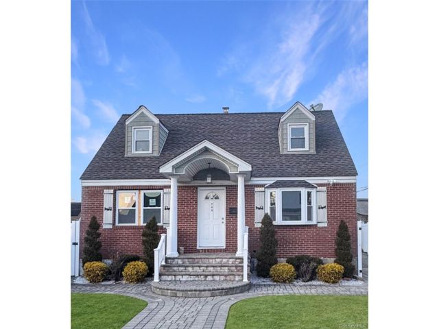  5 BR,  2.00 BTH &nbsp;Cape cod style home in Uniondale