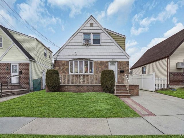  4 BR,  3.00 BTH &nbsp;Cape cod style home in Floral Park