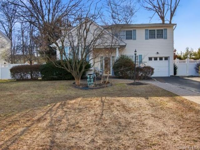  4 BR,  2.00 BTH &nbsp;Splanch style home in Hauppauge