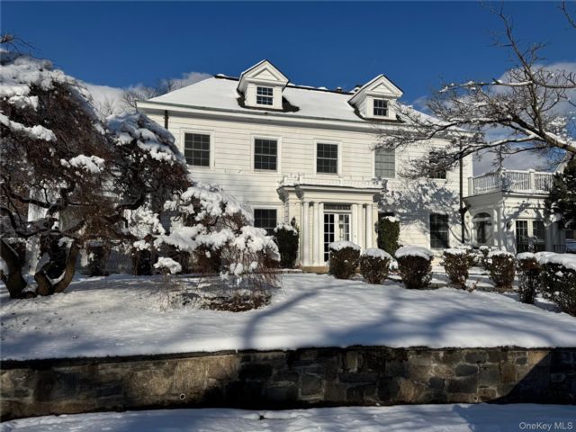  5 BR,  5.00 BTH &nbsp;Colonial style home in Yonkers
