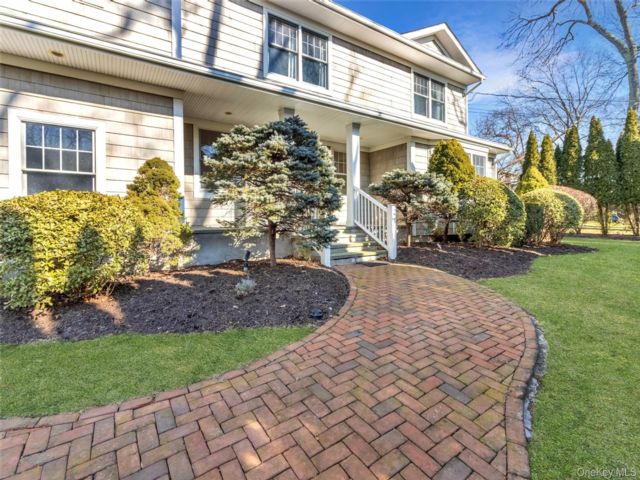  4 BR,  3.00 BTH &nbsp;Farmhouse style home in Mattituck