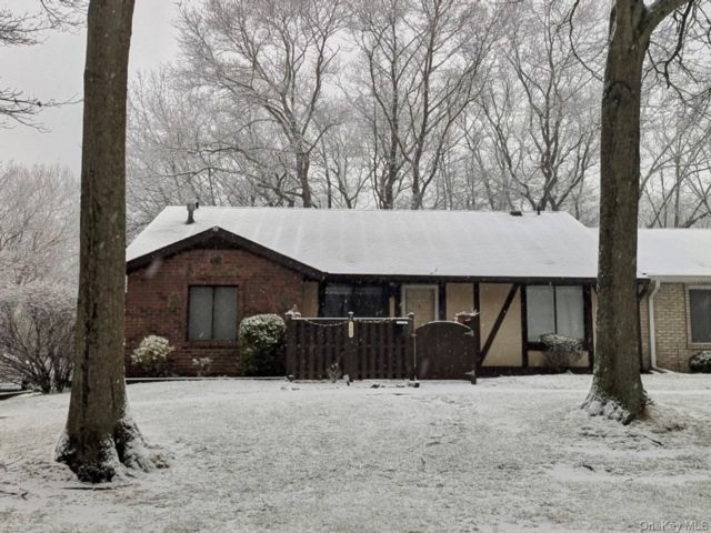  2 BR,  1.00 BTH &nbsp;Garden style home in Port Jefferson Station