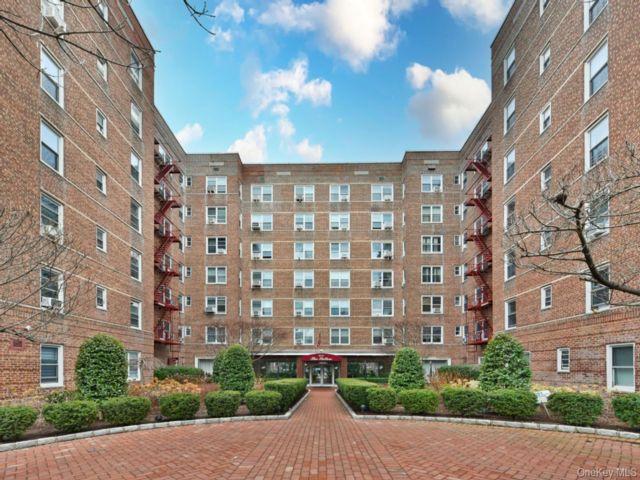  2 BR,  2.00 BTH &nbsp;Other style home in Rego Park