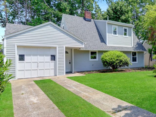  6 BR,  3.00 BTH &nbsp;Exp cape style home in Levittown