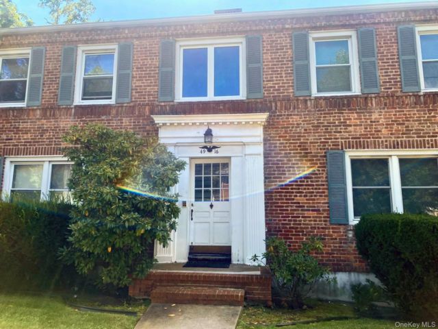  1 BR,  1.00 BTH &nbsp;Colonial style home in Douglaston