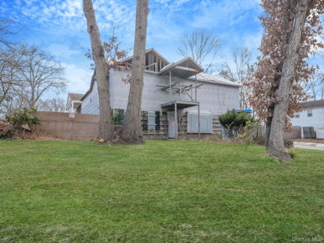  5 BR,  3.00 BTH &nbsp;Colonial style home in Coram