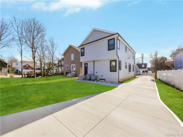  6 BR,  3.00 BTH &nbsp;Colonial style home in Roosevelt