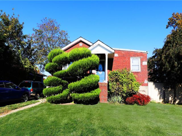  3 BR,  2.00 BTH &nbsp;Raised ranch style home in Merrick