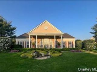  2 BR,  4.00 BTH &nbsp;Condo style home in Bay Shore