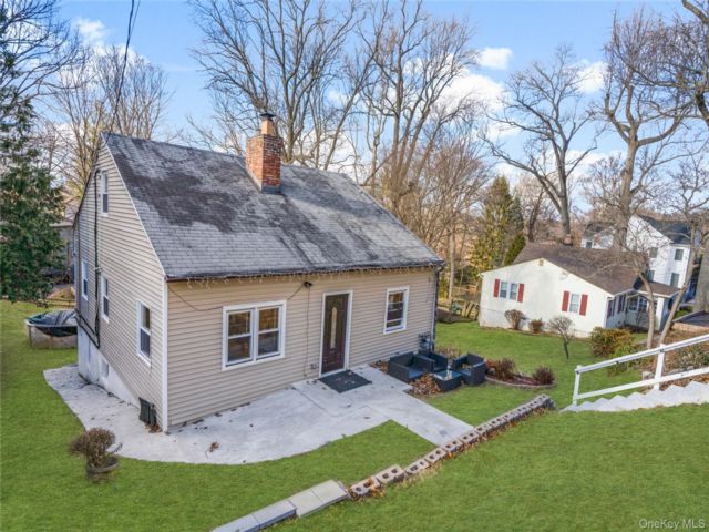  3 BR,  1.00 BTH &nbsp;Cape cod style home in Ardsley