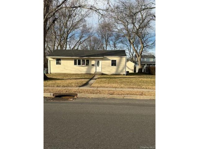  4 BR,  1.00 BTH &nbsp;Ranch style home in Brentwood