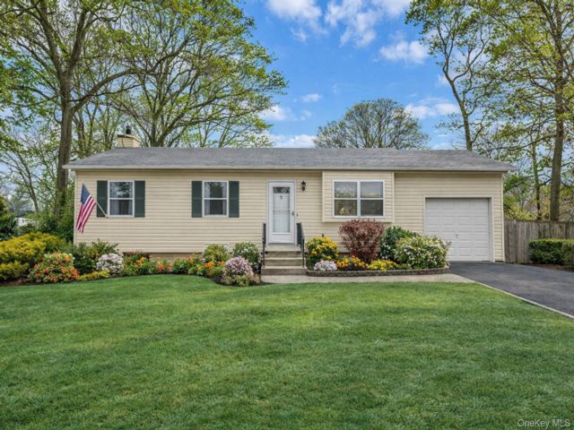  3 BR,  3.00 BTH &nbsp;Ranch style home in Middle Island