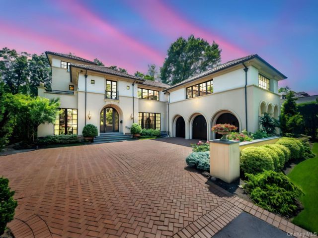  6 BR,  7.00 BTH &nbsp;Mediterranean style home in Great Neck