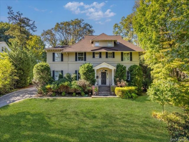  5 BR,  8.00 BTH &nbsp;Colonial style home in Larchmont