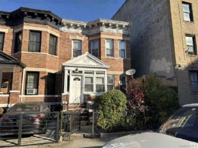  5 BR,  2.00 BTH &nbsp;House style home in Flatbush