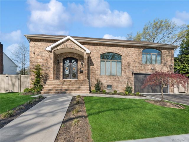  6 BR,  6.00 BTH &nbsp;Other style home in North Woodmere