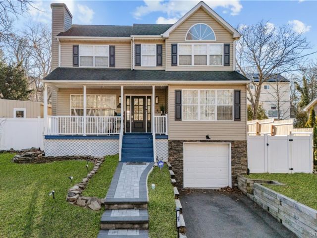  3 BR,  3.00 BTH &nbsp;Colonial style home in Rocky Point