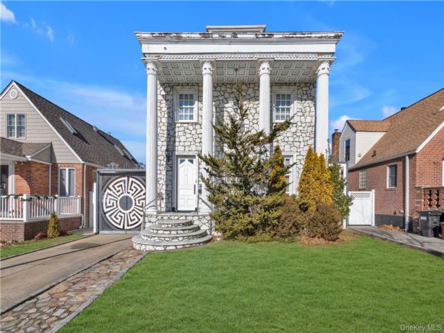  4 BR,  4.00 BTH &nbsp;Colonial style home in Whitestone