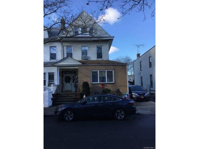  2 BR,  2.00 BTH &nbsp;Colonial style home in Glendale