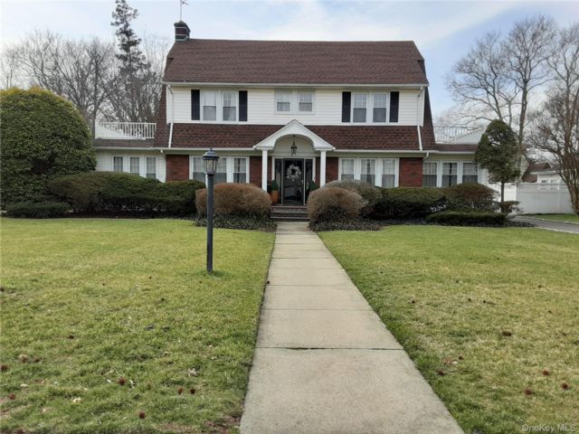  4 BR,  3.00 BTH &nbsp;Colonial style home in Hempstead