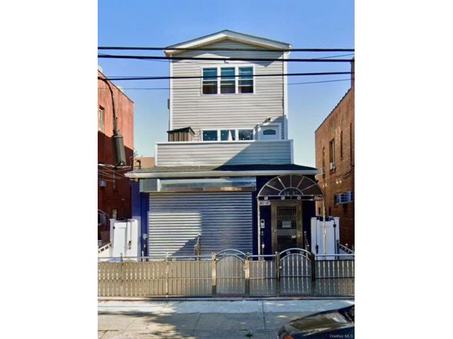  5 BR,  6.00 BTH &nbsp;Colonial style home in East Elmhurst