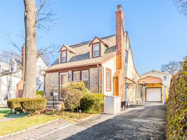  3 BR,  2.00 BTH &nbsp;Cape cod style home in Freeport