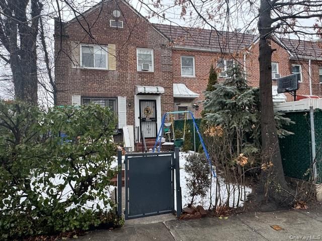  3 BR,  2.00 BTH &nbsp;Colonial style home in Flushing