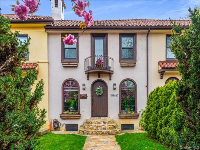  4 BR,  3.00 BTH &nbsp;Other style home in Forest Hills