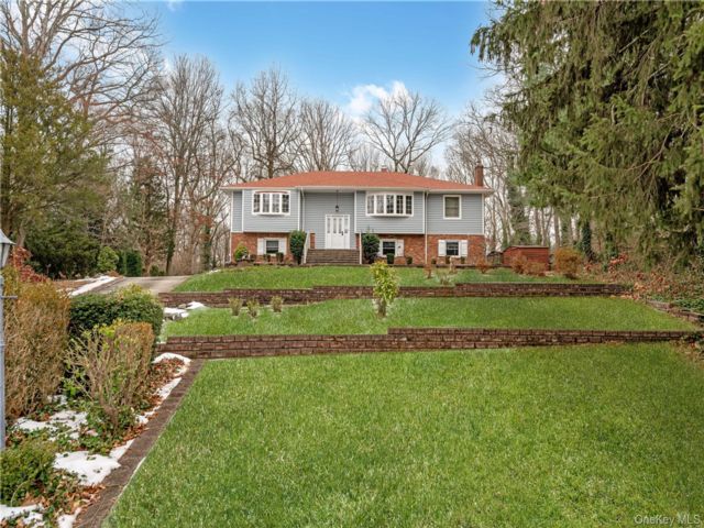  5 BR,  3.00 BTH &nbsp;Hi ranch style home in Greenlawn