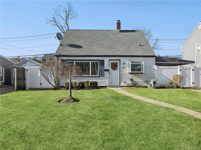  3 BR,  2.00 BTH &nbsp;Cape cod style home in Levittown