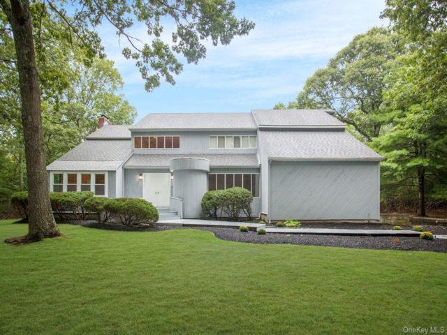  4 BR,  4.00 BTH &nbsp;Contemporary style home in Setauket