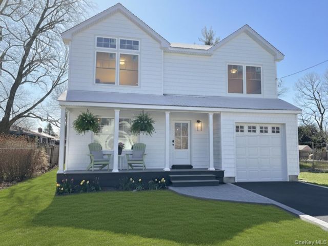  4 BR,  3.00 BTH &nbsp;Colonial style home in Copiague