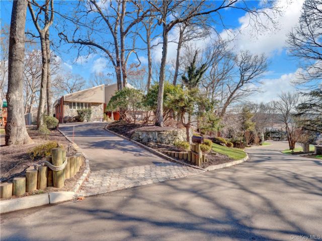  6 BR,  8.00 BTH &nbsp;Contemporary style home in Smithtown