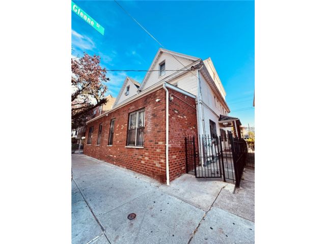  5 BR,  3.00 BTH &nbsp;Colonial style home in Elmhurst